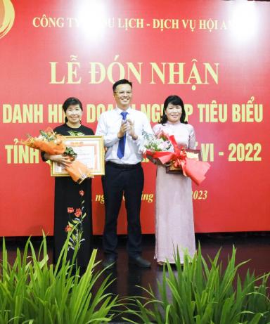 Công ty CP Du lịch - Dịch vụ Hội An đón nhận danh hiệu “Doanh nghiệp tiêu biểu tỉnh Quảng Nam”